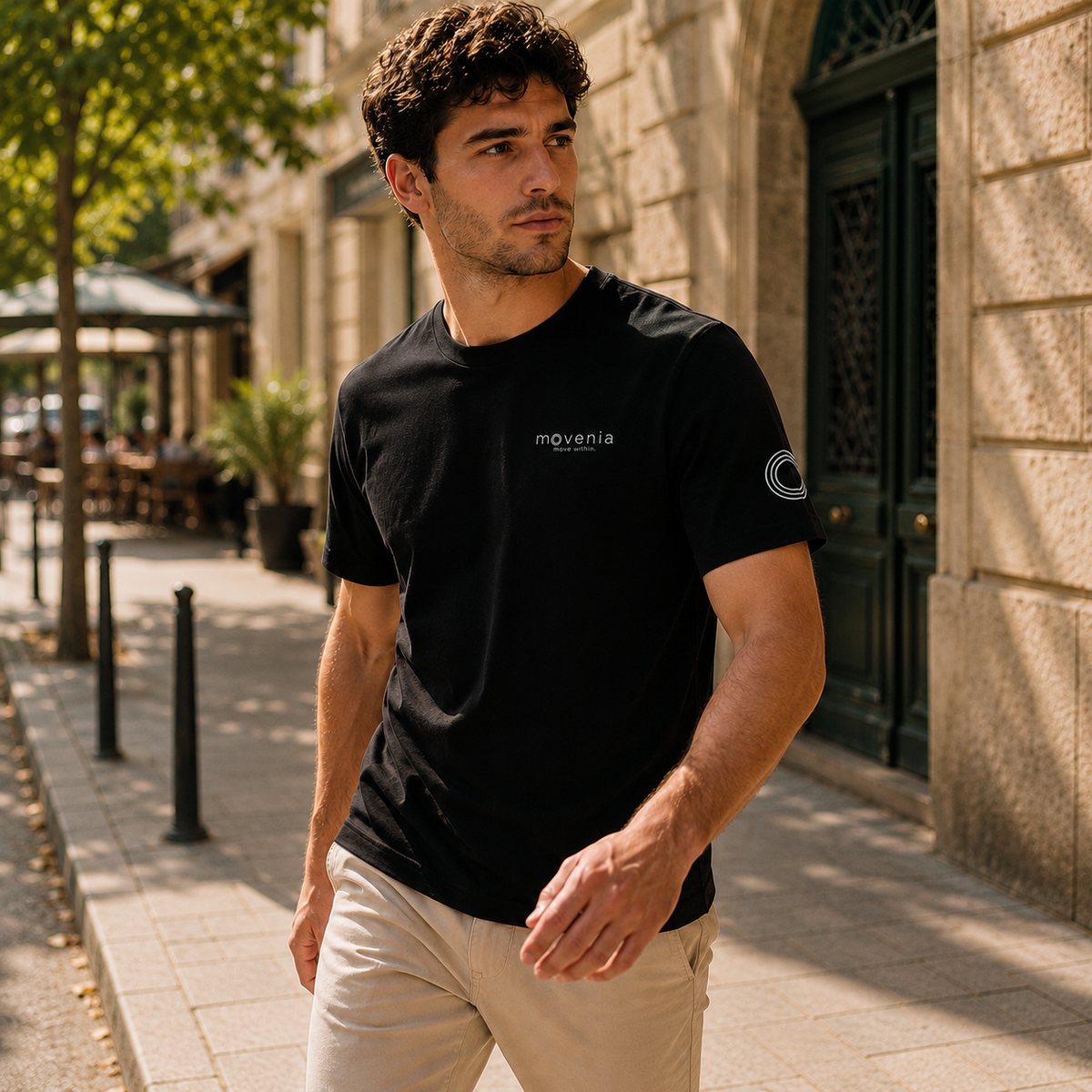 T-shirt homme Axel en coton biologique Movenia, coloris noir, porté dans la rue