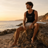 Débardeur homme Forge en coton biologique Movenia, coloris noir, porté en extérieur