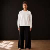 Sweat femme Elisa en coton biologique Movenia, coloris blanc, porté en studio