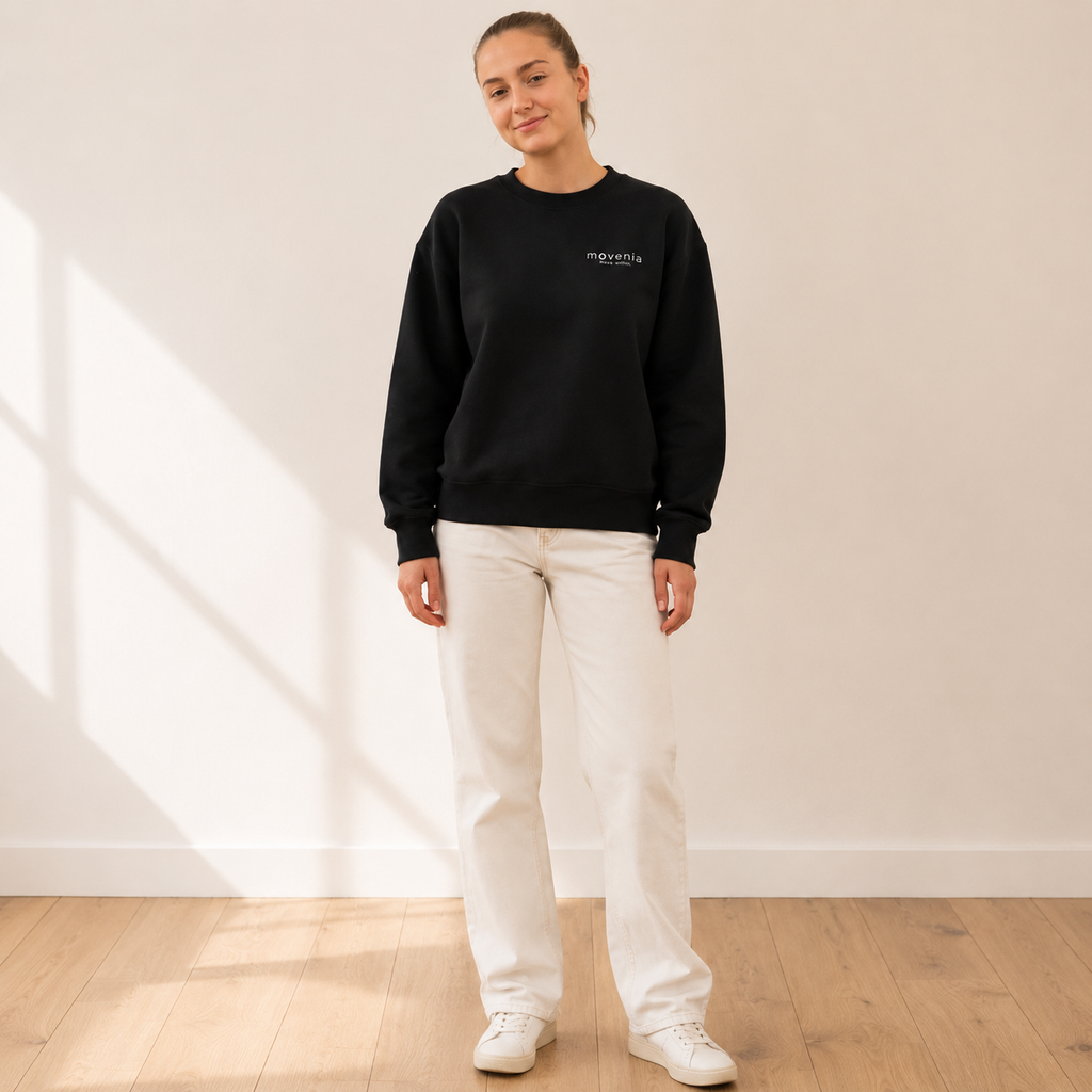 Sweat femme Elisa en coton biologique Movenia, coloris noir, porté en studio