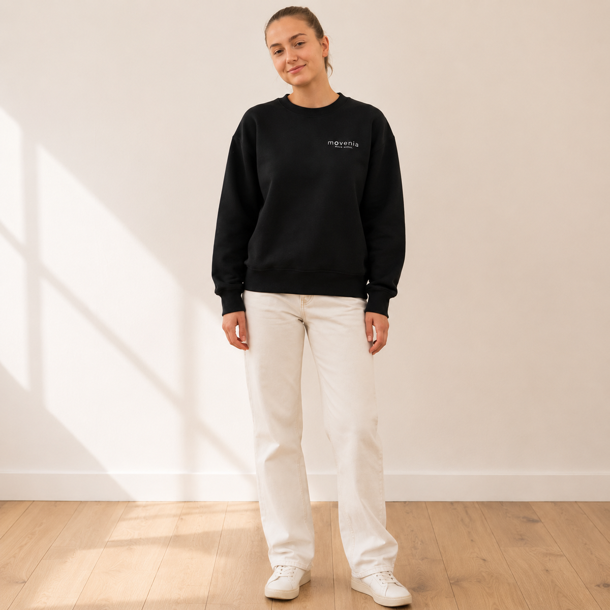 Sweat femme Elisa en coton biologique Movenia, coloris noir, porté en studio