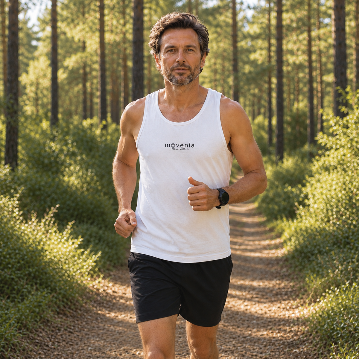 Débardeur homme Forge en coton biologique Movenia, coloris blanc, porté pendant une course