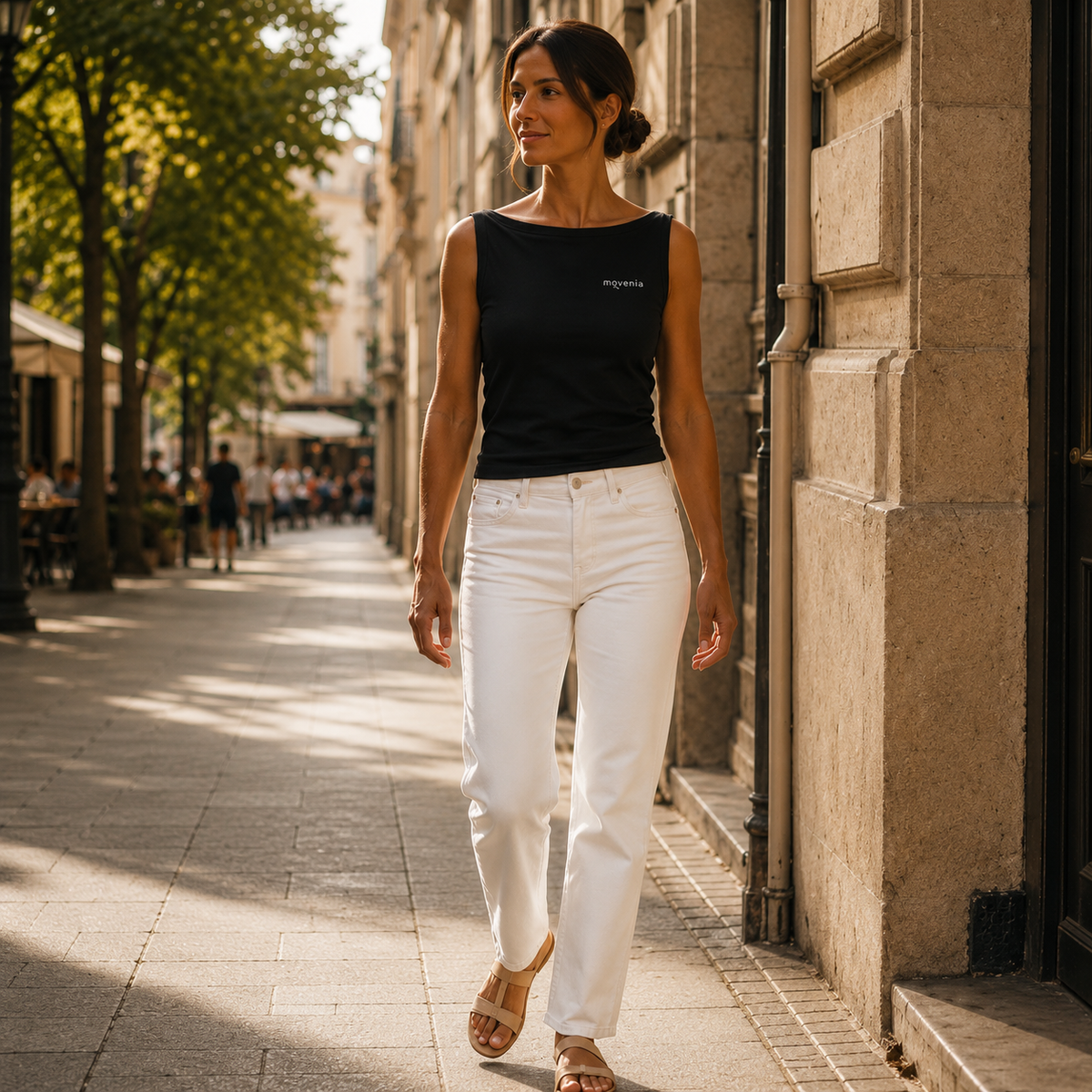 Débardeur femme Lune en coton biologique Movenia, coloris noir, porté dans la rue