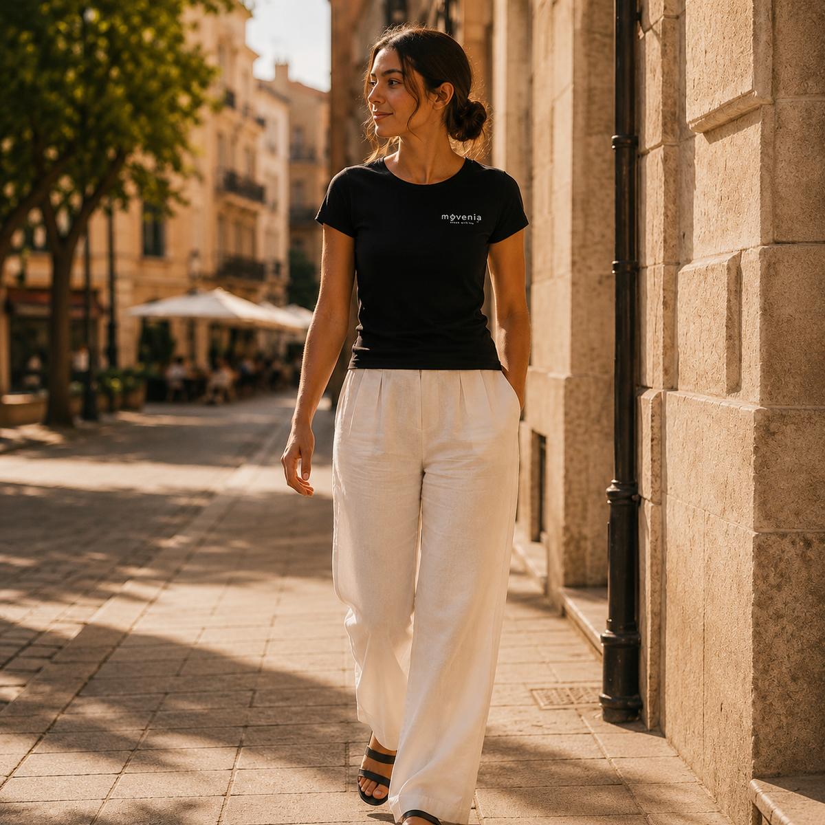 T-shirt femme Maya slim fit en coton biologique Movenia, coloris noir, porté dans la rue
