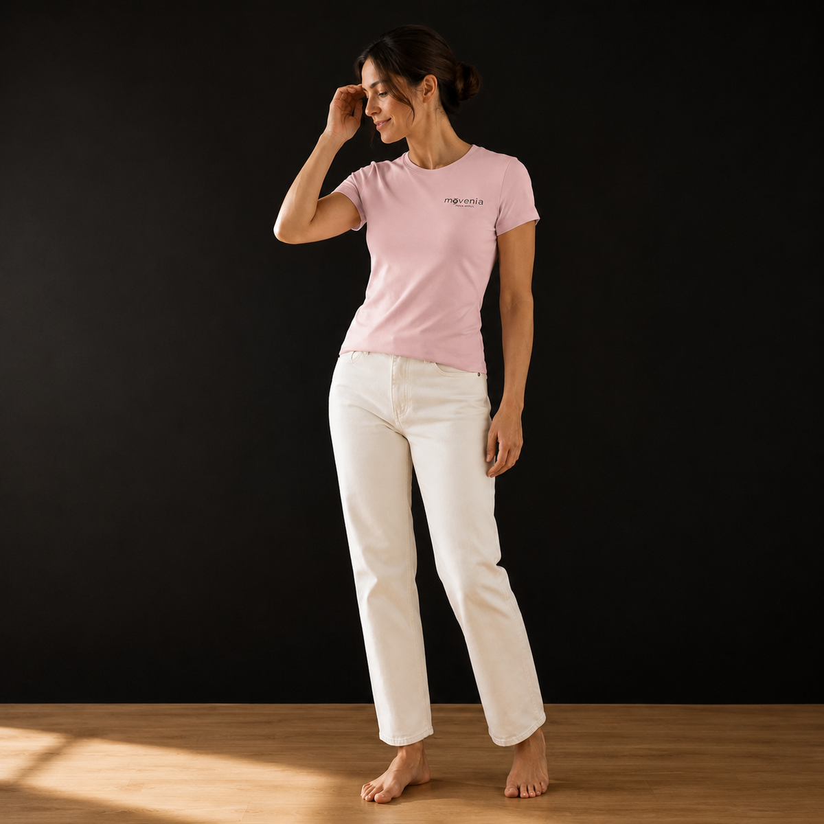 T-shirt femme Maya slim fit en coton biologique Movenia, coloris rose, porté en studio