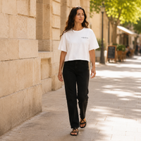 T-shirt femme Nova coupe boxy en coton biologique Movenia, coloris blanc, porté dans la rue