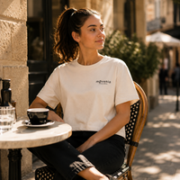 T-shirt femme Nova coupe boxy en coton biologique Movenia, coloris écru, porté en terrasse