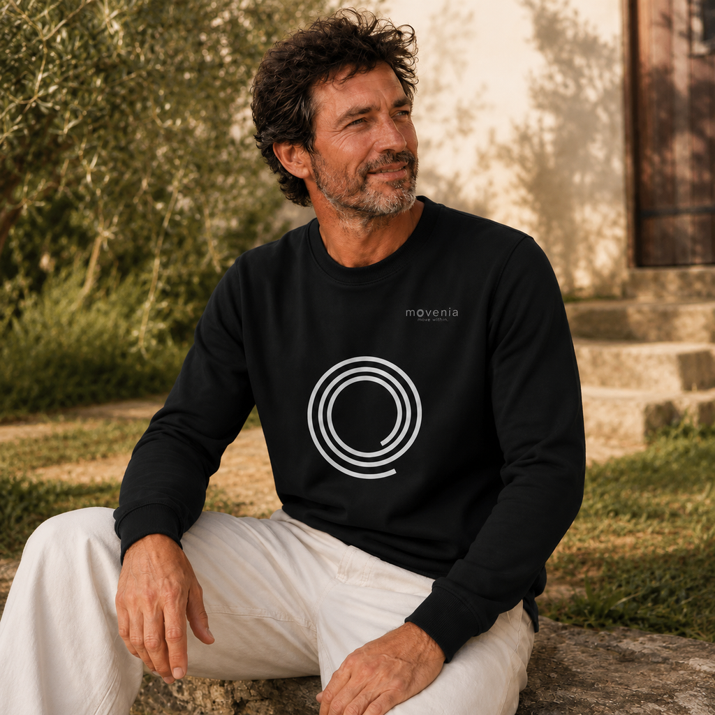 Sweat unisexe Origine en coton biologique Movenia, coloris noir, porté en extérieur