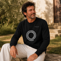 Sweat unisexe Origine en coton biologique Movenia, coloris noir, porté en extérieur