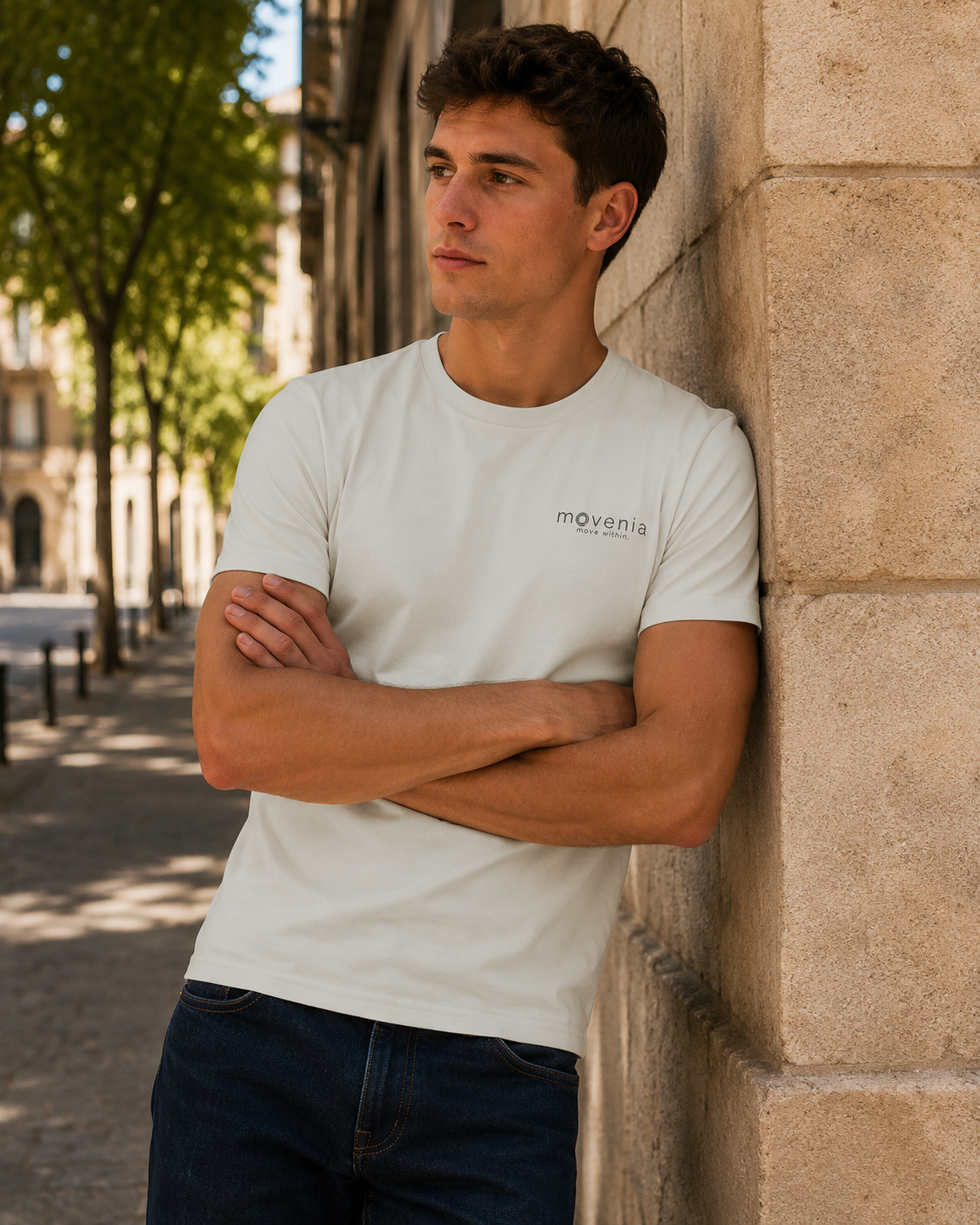 T-shirt homme Pierre en coton biologique Movenia, porté en extérieur