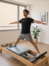 T-shirt homme Pierre Concentration en coton biologique Movenia, coloris noir, porté sur un reformer