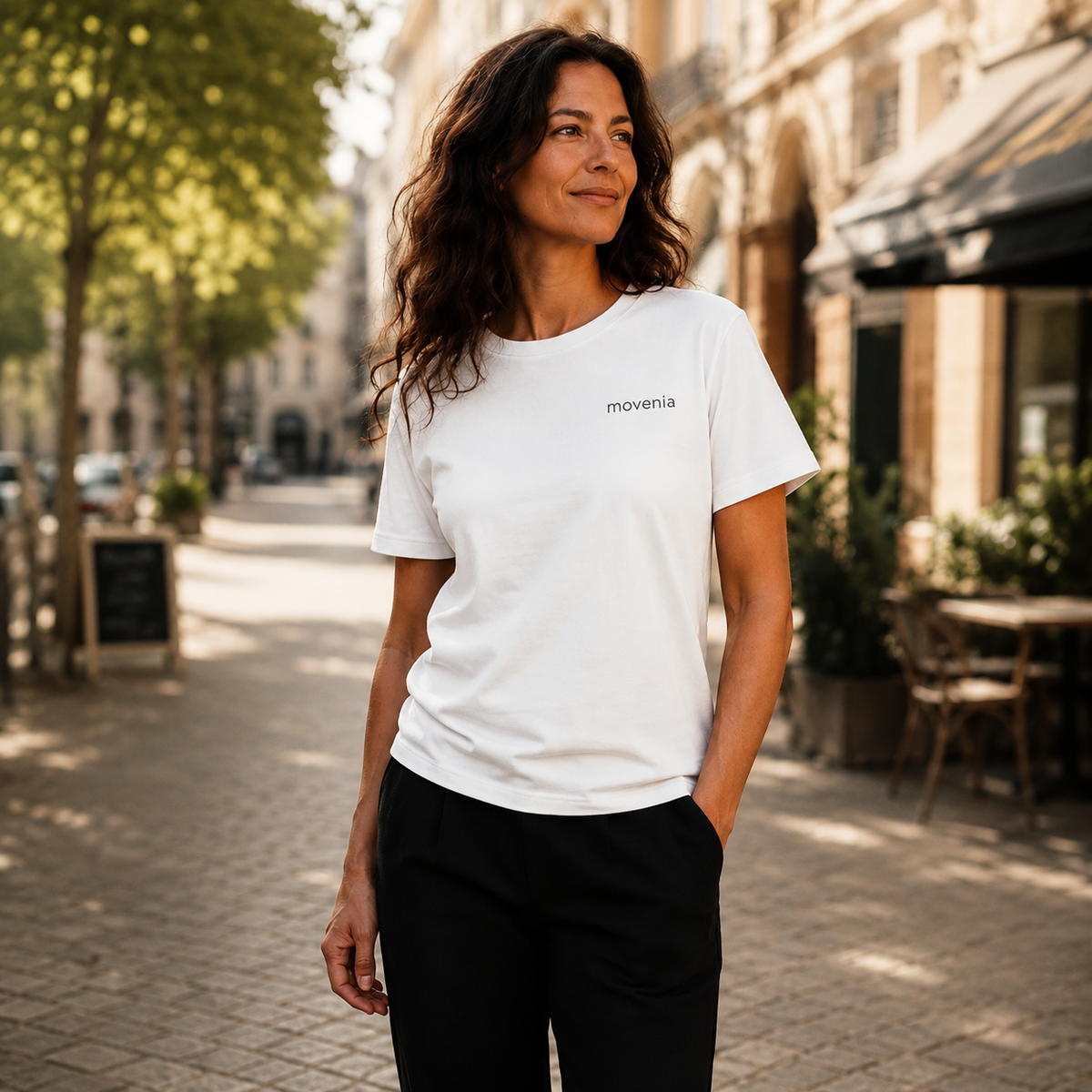 T-shirt femme Serena en coton biologique Movenia, coloris blanc, porté dans la rue
