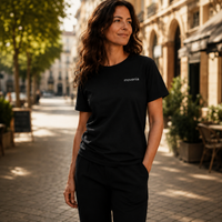 T-shirt femme Serena en coton biologique Movenia, coloris noir, porté dans la rue