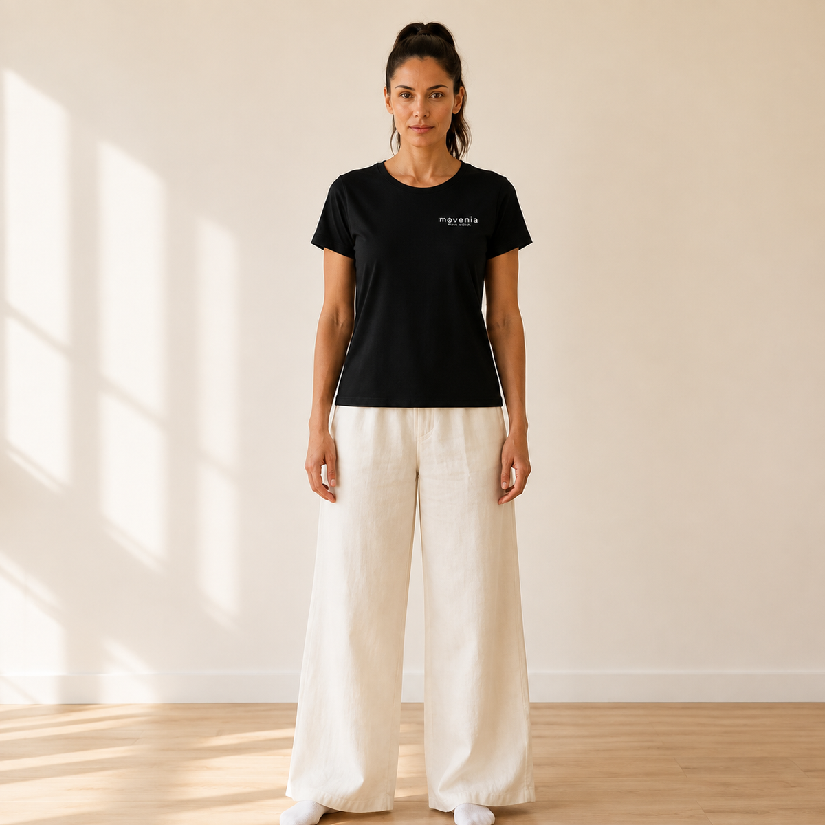 T-shirt femme Serena en coton biologique Movenia, coloris noir, porté en studio