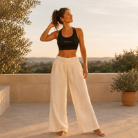 Brassière femme Ava Signature Movenia, coloris noir, porté en terrasse