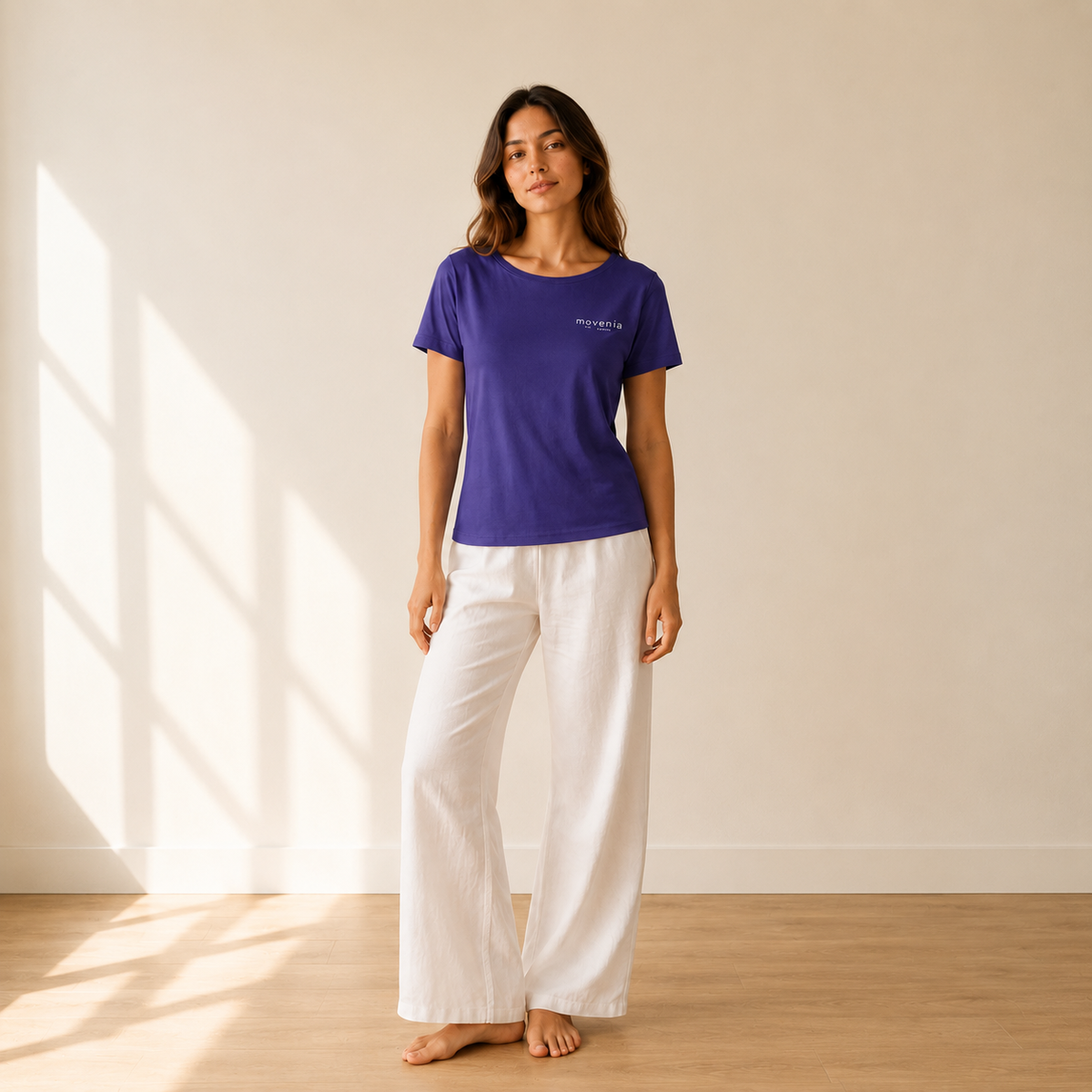 T-shirt femme Serena en coton biologique Movenia, coloris crépuscule, porté en studio
